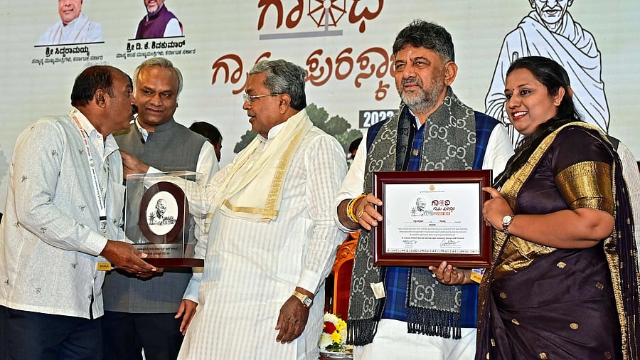 <div class="paragraphs"><p>Chief Minister Siddaramaiah and Deputy Chief Minister D K Shivakumar give away awards during the Gandhi Grama Puraskara ceremony in Bengaluru on Monday. Rural Development and Panchayat Raj Minister Priyank Kharge is also seen.</p></div>