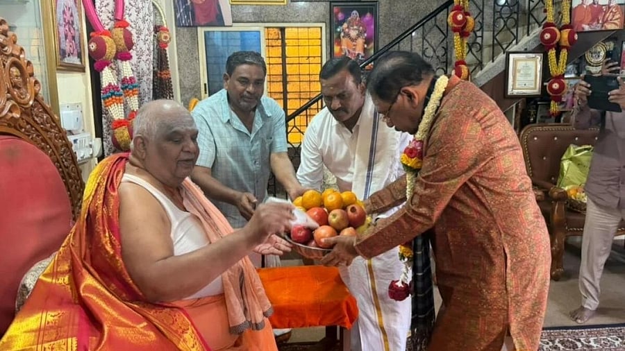 <div class="paragraphs"><p>Dr G Parameshwara visits the Kodi Mutt. </p></div>