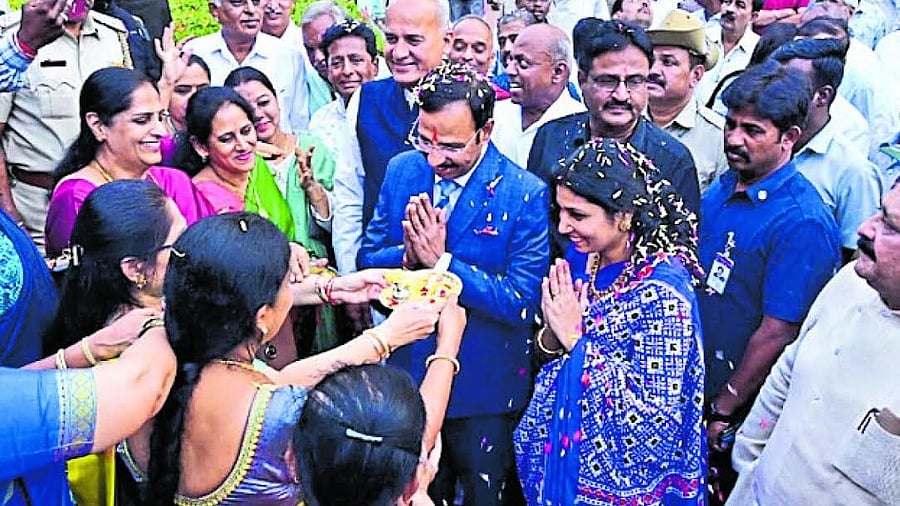 <div class="paragraphs"><p>Women welcome Hyderabad Police Commissioner Vishwanath Sajjanar couple during a felicitation programme held in Hubballi on Sunday.</p></div>