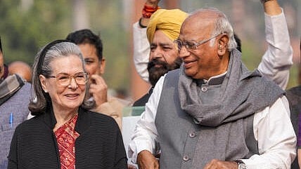 <div class="paragraphs"><p>Congress leader Sonia Gandhi (L) and President Mallikarjun Kharge.</p></div>