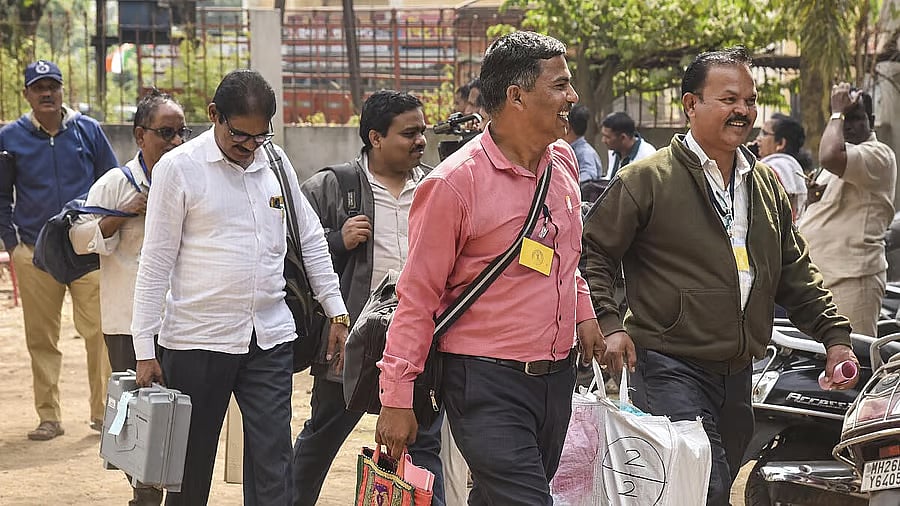 <div class="paragraphs"><p>Polling officials carrying EVMs and other election material leave for their respective polling booths, a day before the Maharashtra local body elections, in Karad.</p></div>