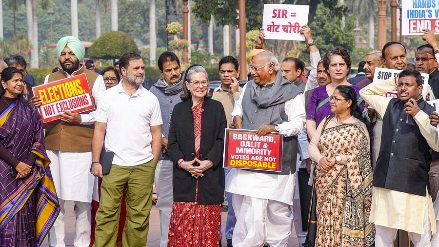 <div class="paragraphs"><p>LoP in the Lok Sabha and Congress leader Rahul Gandhi, party's President Mallikarjun Kharge, leader Sonia Gandhi, General Secretary Priyanka Gandhi Vadra, MP Ravneet Singh Bittu and others during a during a protest against Special Intensive Revision (SIR) at Parliament complex during Winter session, in New Delhi, Tuesday, Dec. 2, 2025.</p></div>