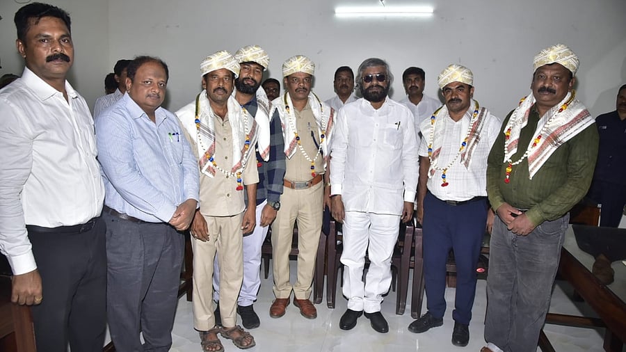 <div class="paragraphs"><p>Forest Minister Eshwar B Khandre&nbsp;felicitates the team of the Forest department that rescued an elephant near Shivanasamudra in Malavalli taluk of Mandya district, recently. He honoured them at Kollegal. Conservator of Forest S S Ravishankar is seen.</p></div>