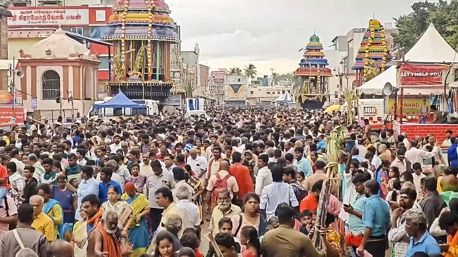 <div class="paragraphs"><p>People take part in the 'Karthigai Deepam' festival, in Tiruvannamalai, Tamil Nadu.</p></div>