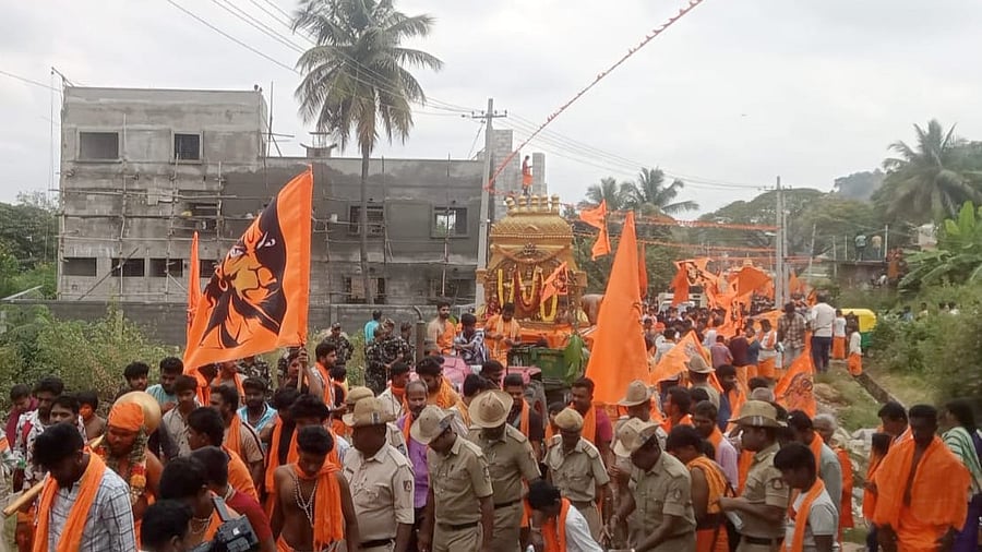 <div class="paragraphs"><p>Sri Moodala Baagilu Hanuma Sankalpa Maala Sankirthana yatra held in Srirangapatna on Wednesday. </p></div>