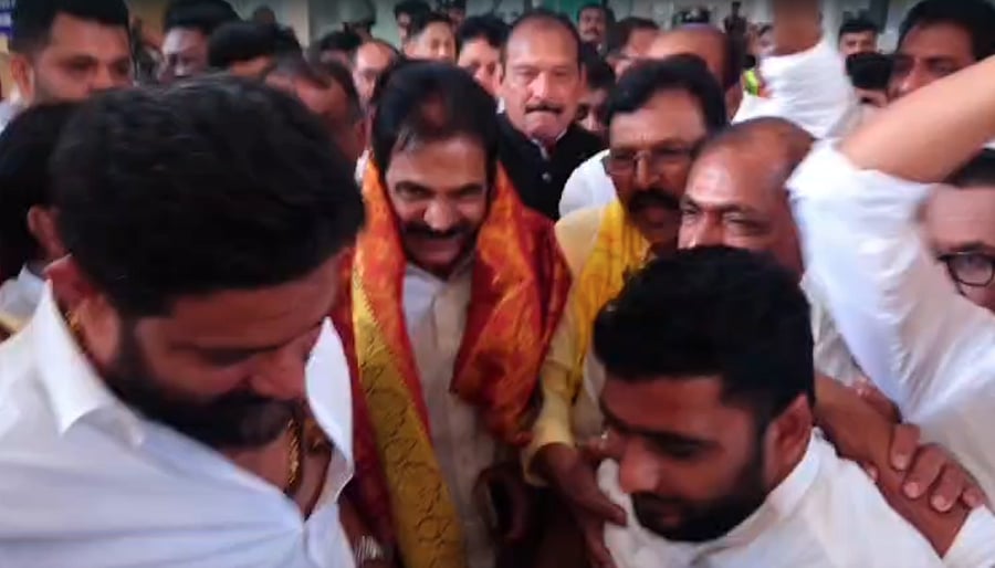 <div class="paragraphs"><p>AICC general secretary K C Venugopal being surrounded by Congress members at the Mangaluru International Airport on Wednesday. </p></div>