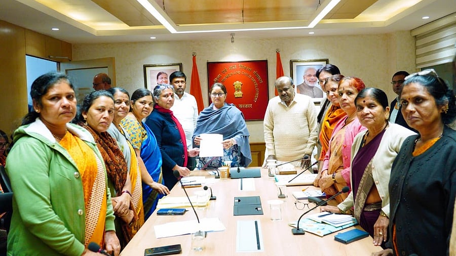 <div class="paragraphs"><p>A delegation representing Karnataka’s Anganwadi, Akshara Dasoha, and ASHA employees discussed their demands with Union Minister for Women & Child Development Annapurna Devi and Steel Minister H D Kumaraswamy at Delhi on Wednesday. </p></div>