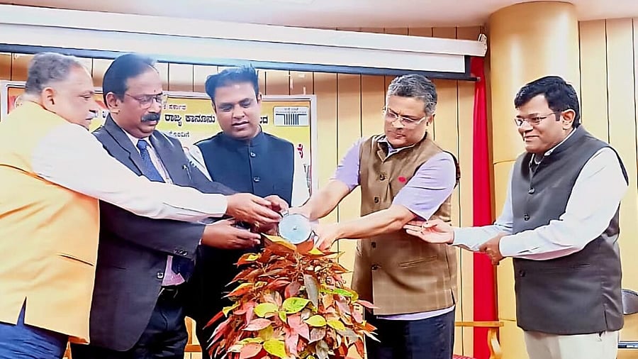 <div class="paragraphs"><p> Justice Krishna Dixit, and others water a plant at the valedictory of the Air Pollution Control Awareness Month, at the KSLU at Navanagar in Hubballi.</p></div>