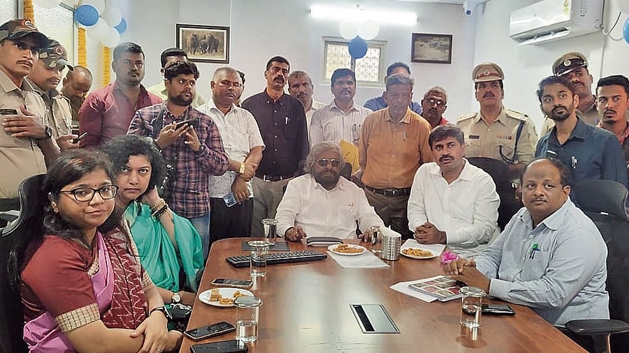 Forest Minister Eshwar B Khandre launches the Central Command and Control (CCC) Unit at the MM Hills wildlife division office in Kollegal of Chamarajanagar district on Wednesday. MLA M R Manjunath, Conservator of Forests S S Ravishankar and Chamarajanagar DC Shilpa Nag are seen.DH Photo