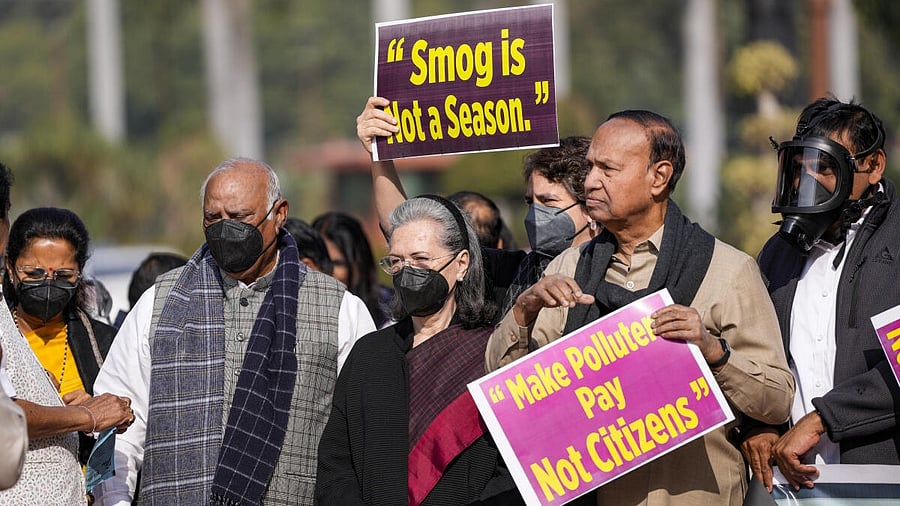 <div class="paragraphs"><p>Sonia Gandhi, with Mallikarjun Kharge and other Opposition leaders protest over air pollution in Delhi.</p></div>