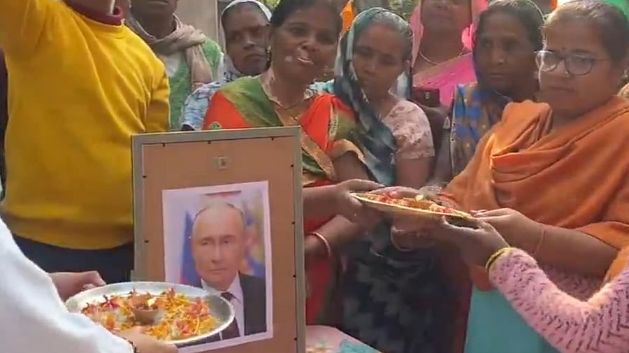 <div class="paragraphs"><p>People of Varanasi perform aarti and hold welcome march ahead of Russian President Vladimir Putin's visit to India.</p></div>