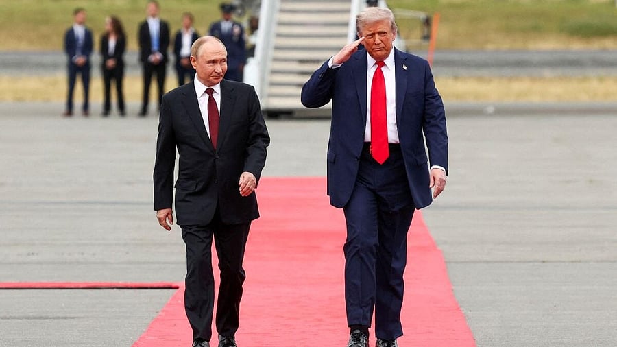 <div class="paragraphs"><p>US President Donald Trump walks with Russian President Vladimir Putin.</p></div>