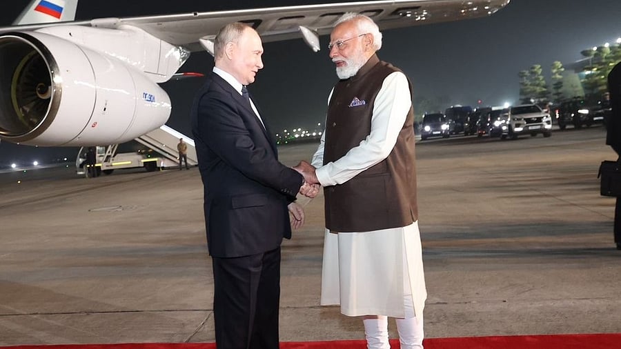 <div class="paragraphs"><p>Prime Minister Narendra Modi received Russian President Vladimir Putin in Delhi ahead of his visit to India.</p></div>