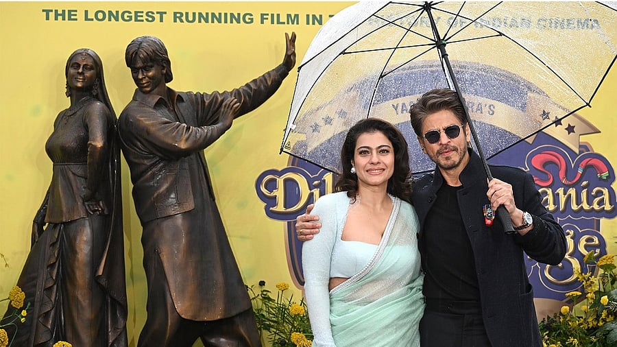 <div class="paragraphs"><p>Shah Rukh Khan, Kajol unveil ‘DDLJ’ sculpture at London’s Leicester Square.</p></div>