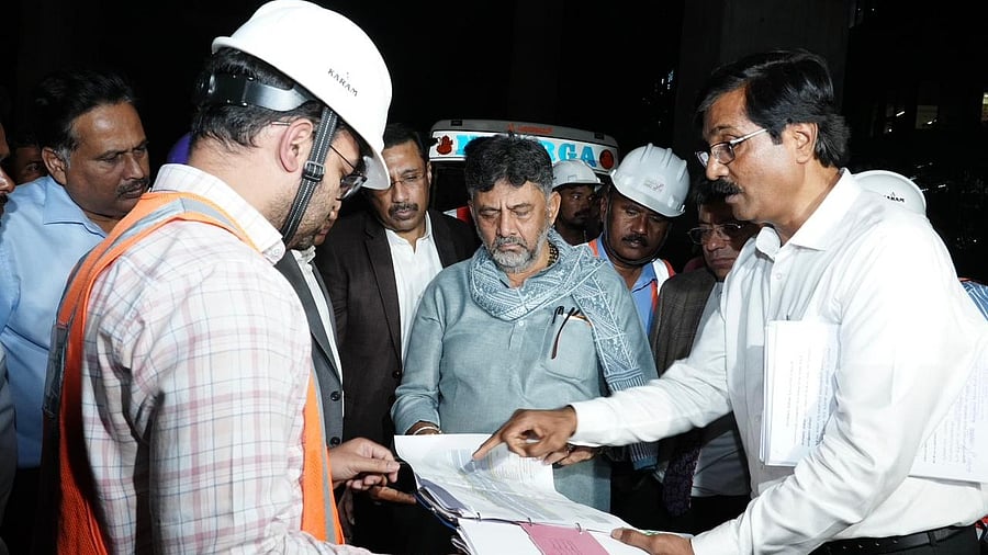 <div class="paragraphs"><p>BMRCL Executive Director S Hegaraddi (R) briefs Deputy Chief Minister D K Shivakumar on the metro Blue Line on Friday. BMRCL Managing Director J Ravishankar and other officials are also seen. </p></div>
