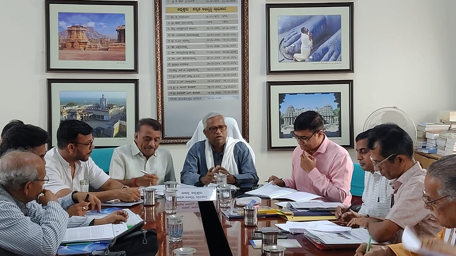 KDA Chairman Purushotham Bilamale at a meeting with a high-profile delegation from Kasaragod on Friday.