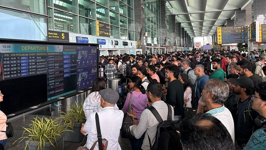 <div class="paragraphs"><p>Passengers stranded outside Bengaluru airport after several Indigo flights were cancelled.</p></div>