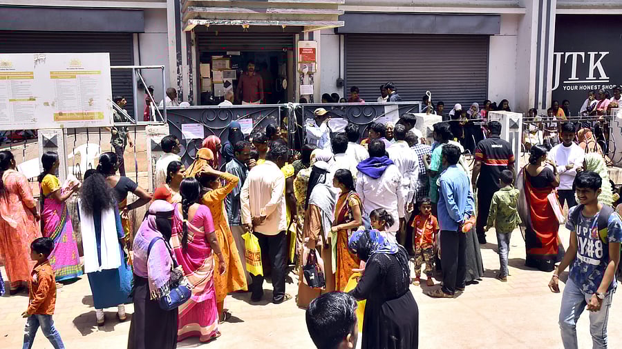 <div class="paragraphs"><p>A large number of people used to visit the Aadhaar seva kendra in Hubballi, on occasions when new government schemes were launched and beneficiaries had to link up their Aadhaar cards. </p></div>