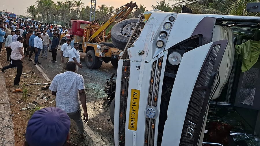 <div class="paragraphs"><p>A private bus toppled on Mysuru-Bengaluru NH-275 near Agaralinganadoddi of Maddur taluk in Mandya district. </p></div>