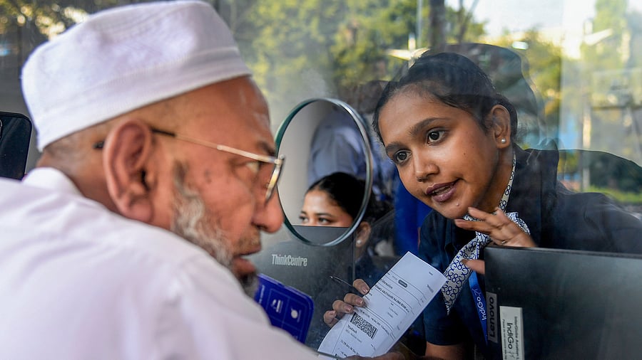 <div class="paragraphs"><p>IndiGo staffer speaks to a passenger at Chhatrapati Shivaji Maharaj International Airport in Mumbai on Sunday. </p></div>