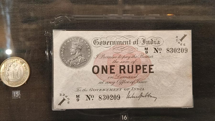 <div class="paragraphs"><p>An image of an old one rupee note. <br></p></div>