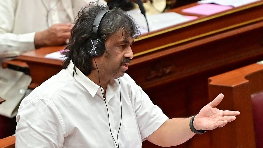 <div class="paragraphs"><p>School Education and Literacy Minister Madhu Bangarappa makes a statement in Legislative Council on Monday. </p></div>