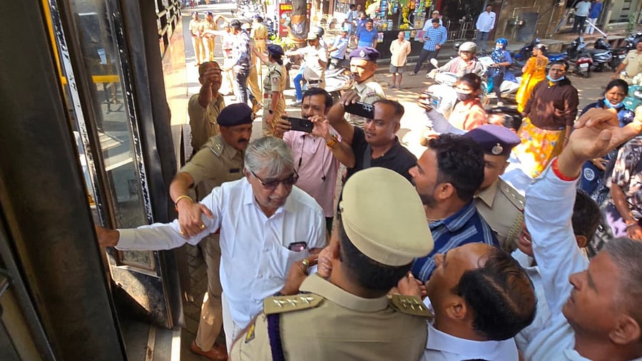 <div class="paragraphs"><p>MES leaders and activists being detained by the police near Vaccine Depot Tilakwadi in Belagavi on Monday. </p></div>