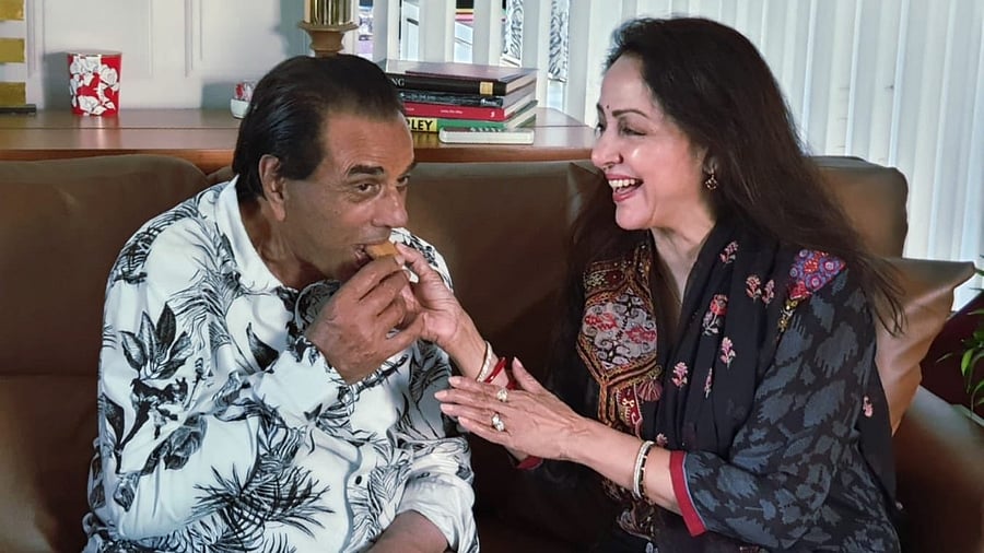<div class="paragraphs"><p>Hema Malini and Dharmendra</p></div>