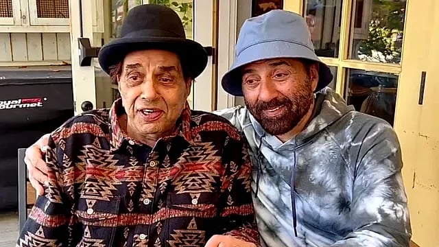 <div class="paragraphs"><p>Late actor Dharmendra (L) and Sunny Deol. </p></div>