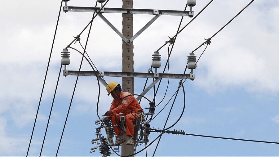 <div class="paragraphs"><p>A worker fixes electricity grid in Vietnam</p></div>