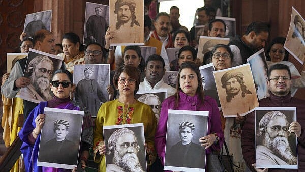 <div class="paragraphs"><p>TMC leaders hold a silent protest against the government holding photos of Bankim Chandra Chatterjee and Rabindranath Tagore during the Winter session of Parliament, in New Delhi.</p></div>