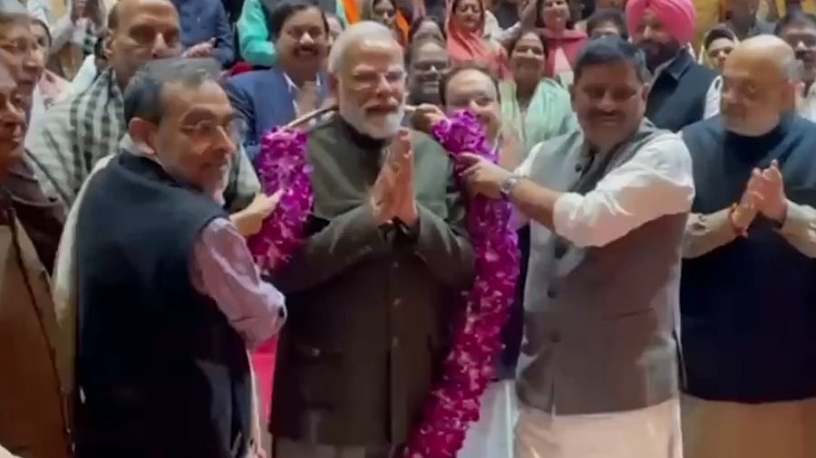 <div class="paragraphs"><p>PM Modi felicitated by NDA leaders. </p></div>