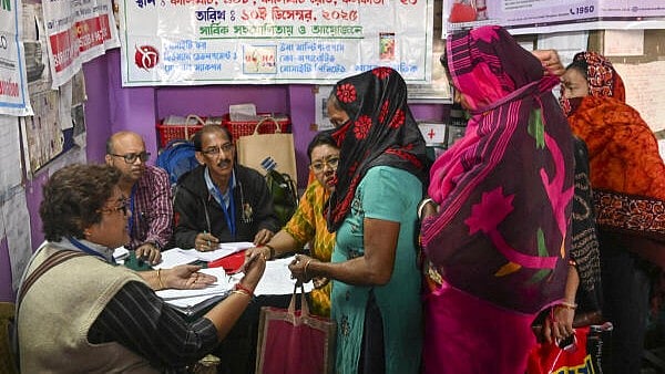 <div class="paragraphs"><p>Marginalised electors visit a help desk camp for Special Intensive Revision (SIR).</p></div>