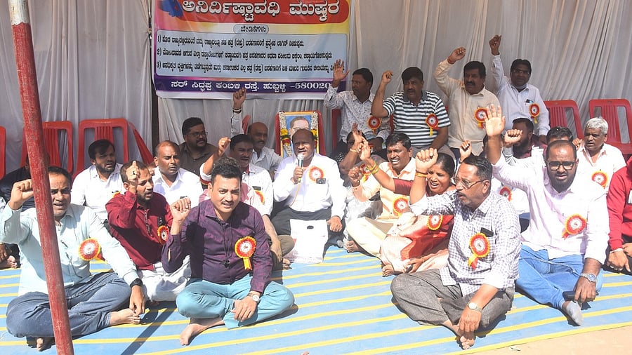 <div class="paragraphs"><p>Members of Dharwad District Stamps and Registration Department Authorised Licensed Document Writers’ Trust stage a protest in front of Tahsildar's office in Hubballi on Wednesday opposing introduction of Kaveri-3 application. </p></div>