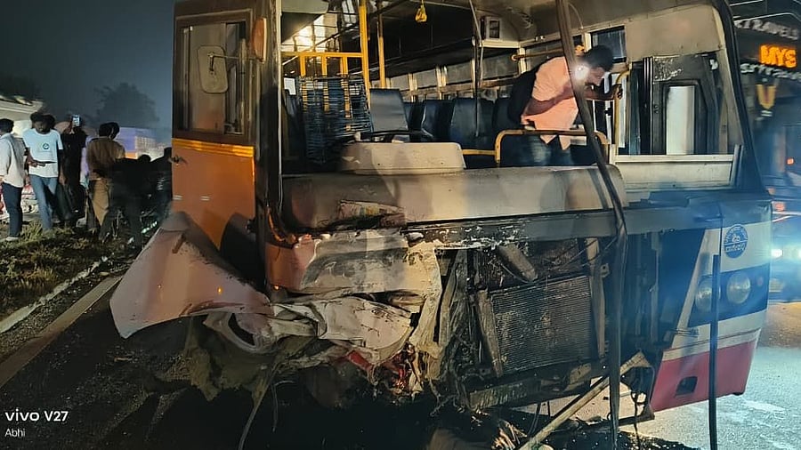 <div class="paragraphs"><p>The KSRTC bus involved in the collision with a car on the Hyderabad-Bengaluru highway on Wednesday.</p></div>