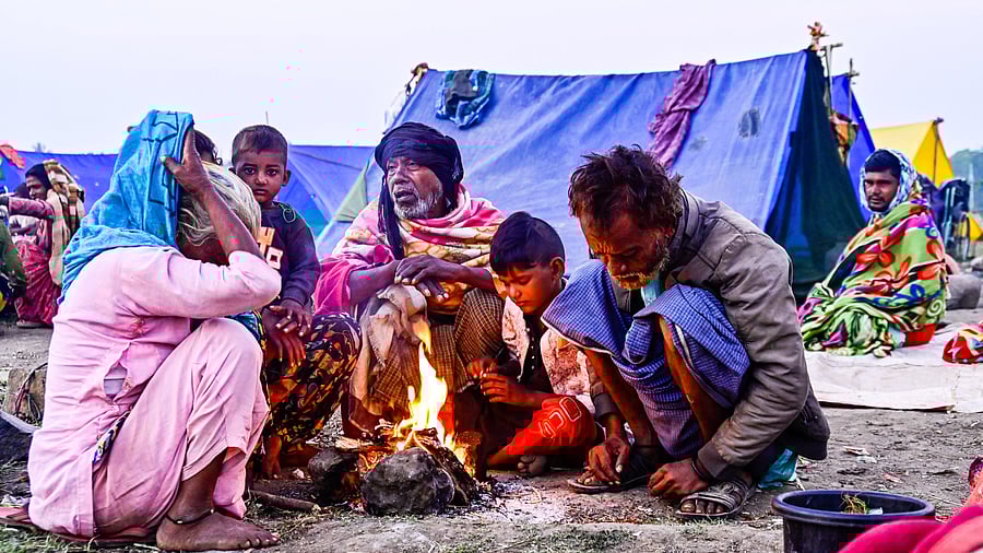 <div class="paragraphs"><p>Residents gather around a bonfire to protect themselves from severe cold in Kalaburagi on Wednesday morning. DH photo/Tajuddin Azad </p></div>