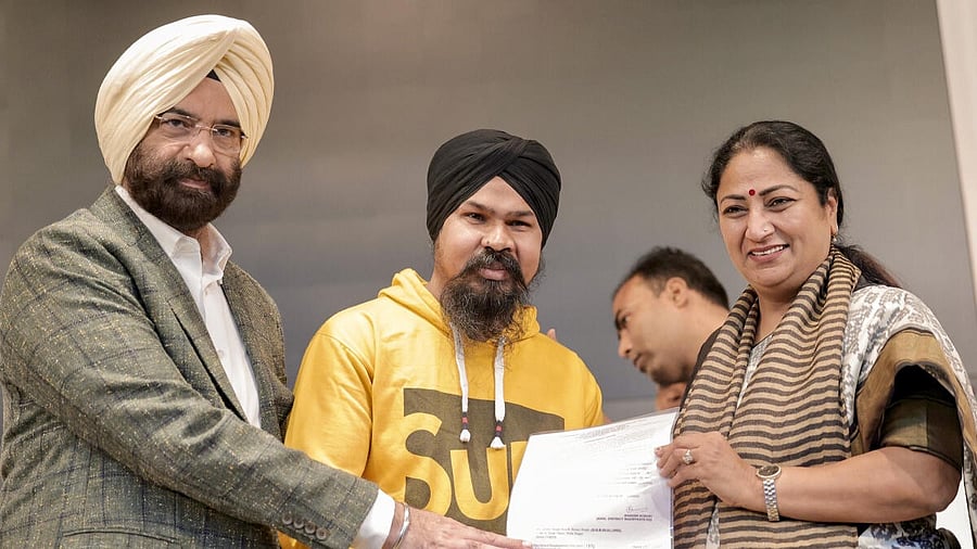 <div class="paragraphs"><p>Delhi Chief Minister Rekha Gupta, right, with cabinet minister Manjinder Singh Sirsa.</p></div>