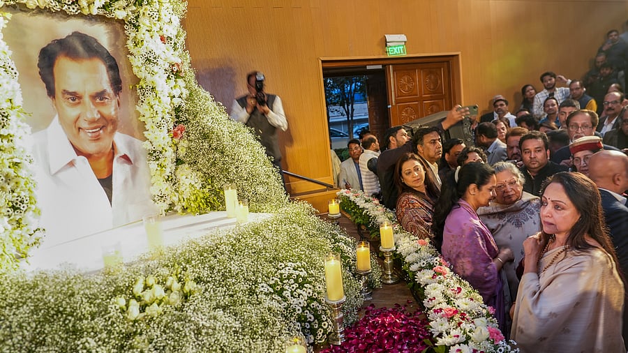 <div class="paragraphs"><p>Dharmendra's prayer meet in New Delhi.</p></div>