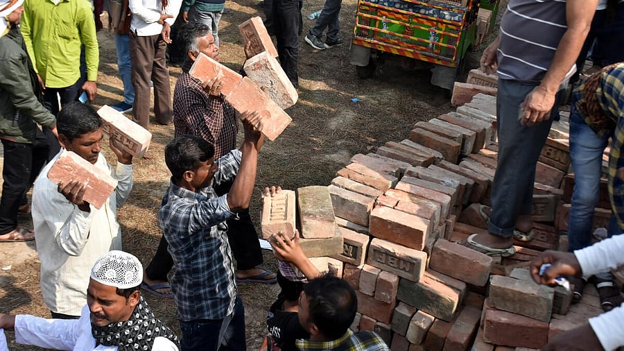 <div class="paragraphs"><p>People carry bricks in view of former TMC MLA Humayun Kabir's plan to lay the foundation stone for a mosque, modelled on Ayodhya’s Babri Masjid, at Rejinagar in West Bengal’s Murshidabad district,.</p></div>