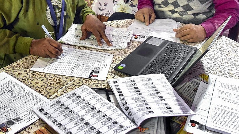 <div class="paragraphs"><p>Representative image of BLOs assists a voter in filling out the enumeration form for the special intensive revision (SIR) of electoral rolls.</p></div>