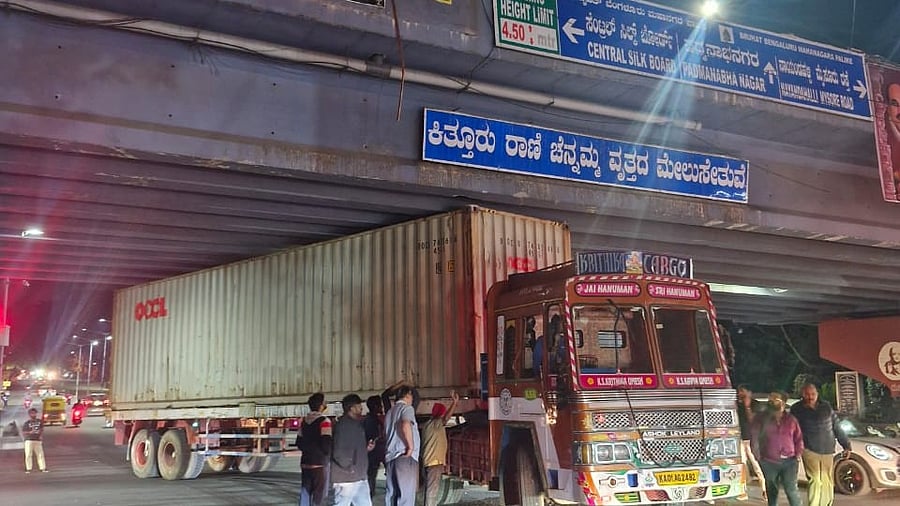 <div class="paragraphs"><p>The container truck stuck under the Kittur Rani Chennamma flyover in Padmanabhanagar on Saturday. DH Photo by Hita Prakash</p></div>