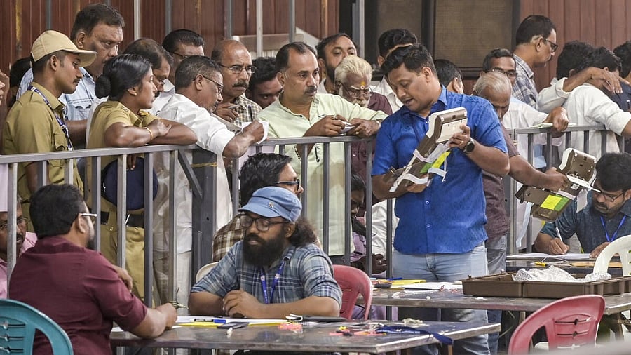 <div class="paragraphs"><p>Political party workers witness the counting of votes for the Kerala local body elections, in Thiruvananthapuram</p></div>