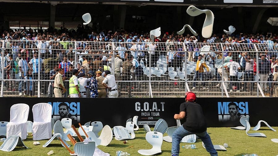 <div class="paragraphs"><p>A man ducks to protect himself as fans throw chairs after Argentine soccer star Lionel Messi leaves the Vivekananda Yuva Bharati Krirangan stadium during his India tour, in Kolkata, India, December 13, 2025.</p></div>