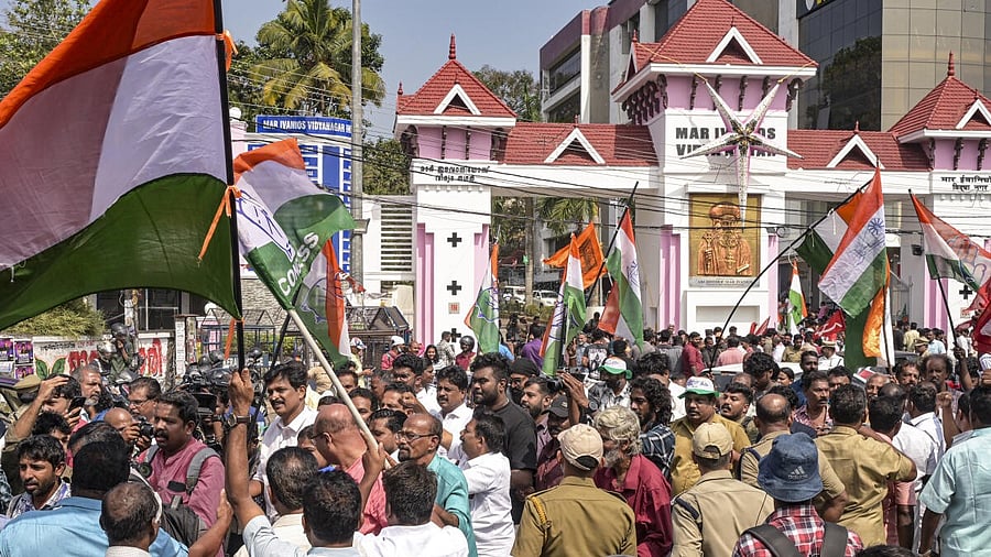 <div class="paragraphs"><p>Violence reported in several parts of Kerala after civic poll results</p></div>