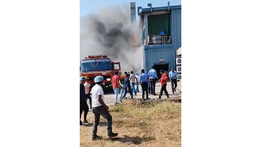 <div class="paragraphs"><p>Smoke billowing from a private plastic company near Hattargi in Hukkeri taluk of Belagavi district.</p></div>