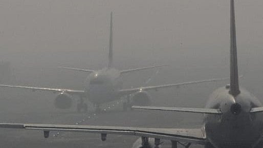 <div class="paragraphs"><p>Dense fog at the Delhi airport </p></div>