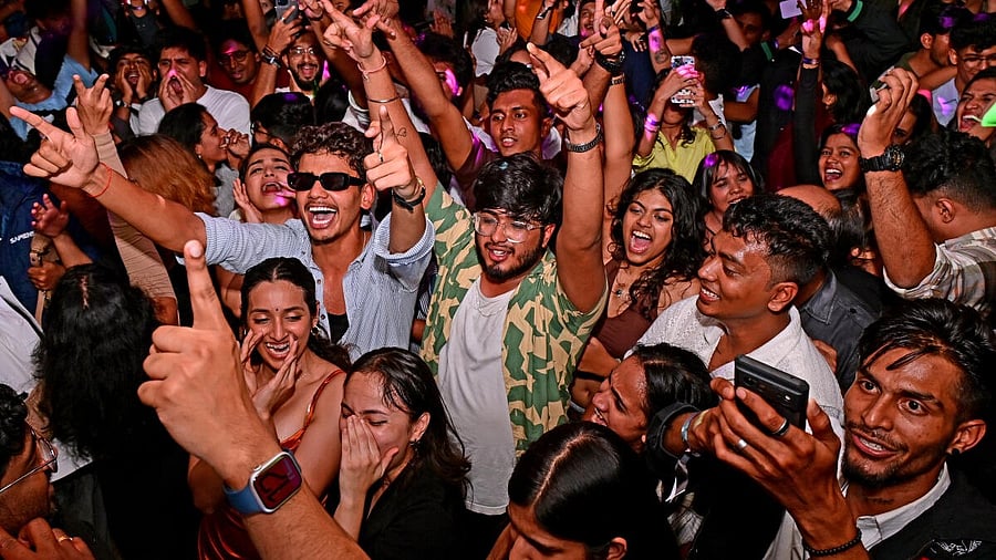 <div class="paragraphs"><p>Young men and women danced and danced on New Year's Eve at a pub on Church Street.</p></div>