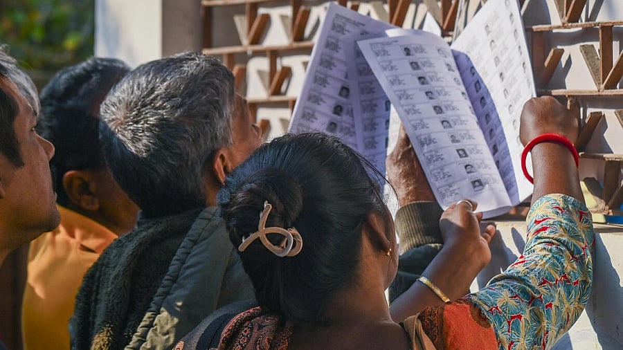 <div class="paragraphs"><p>Voters check their names in West Bengal's draft electoral rolls following the Special Intensive Revision (SIR).</p></div>