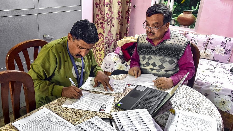 <div class="paragraphs"><p>A Booth Level Officer assists a voter in filling out the enumeration form for SIR in Bikaner.</p></div>