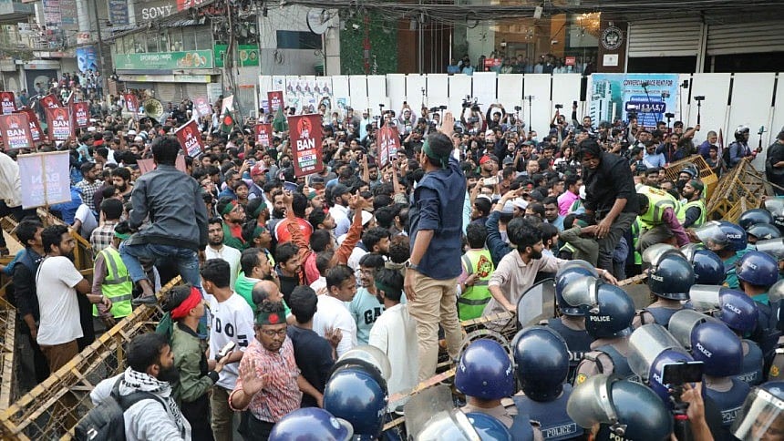 <div class="paragraphs"><p>Protesters near the Indian High Commission in Dhaka</p></div>